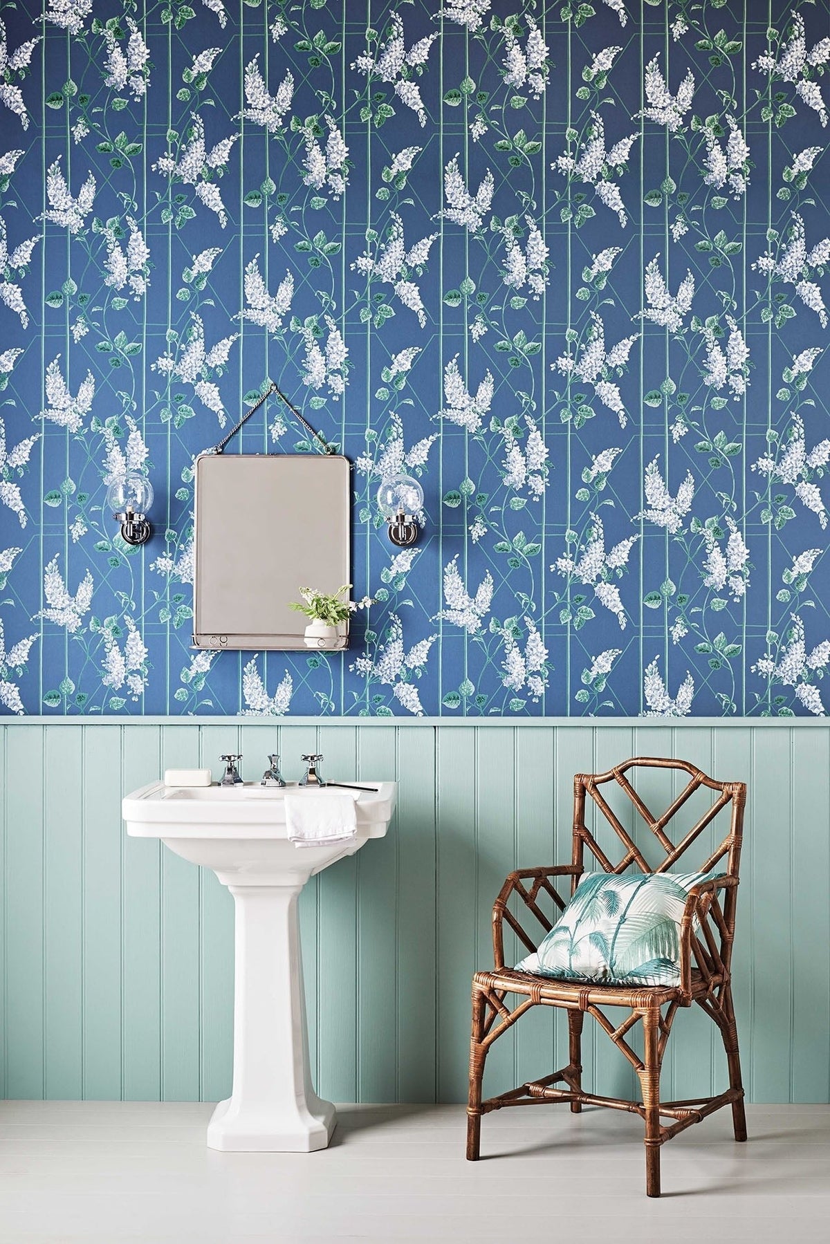 Cole & Son Wisteria Powder Blue & Viridian on Cerulean Sky 115/5015 – Raumansicht