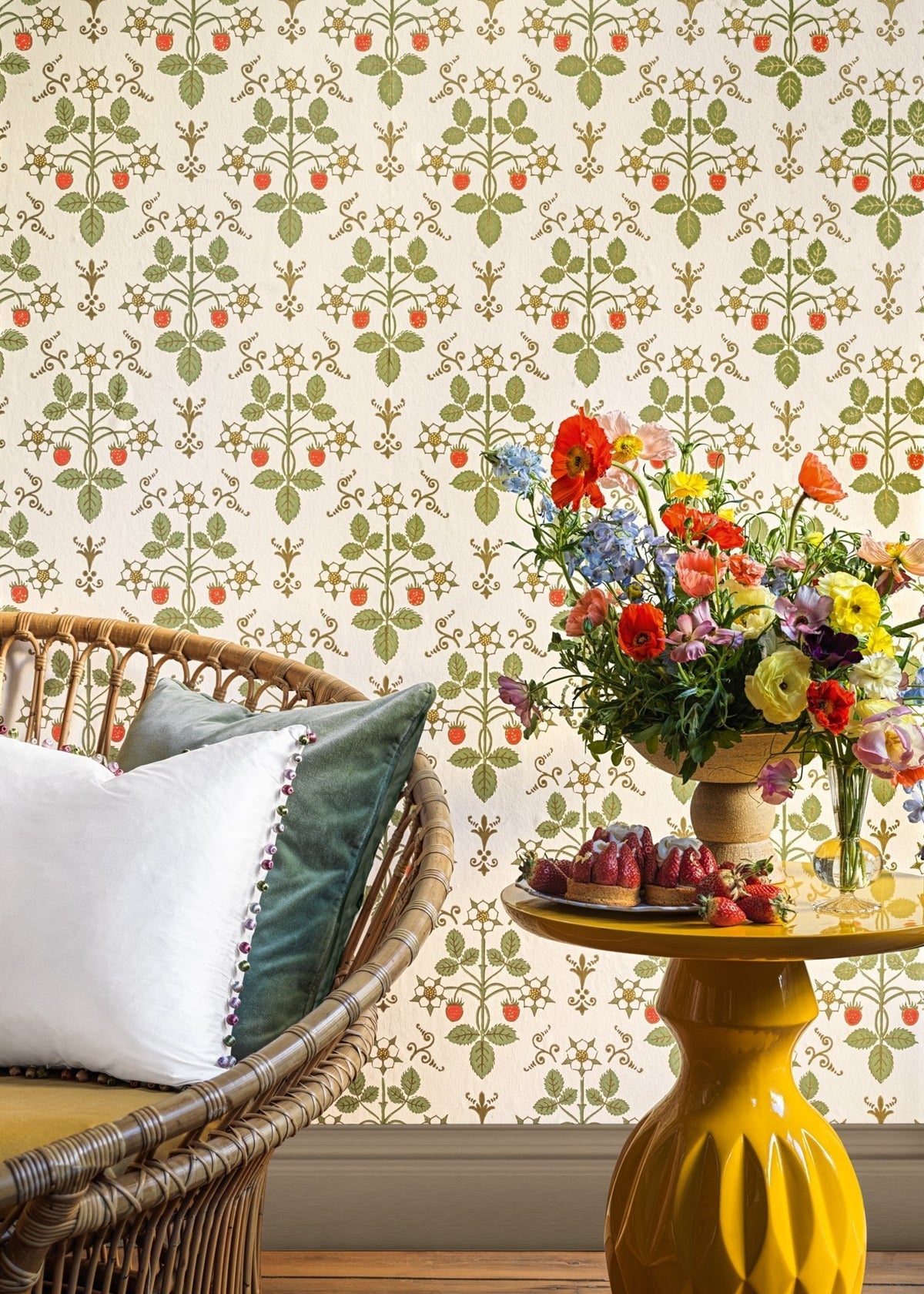 Cole & Son Strawberry Poppy, Spring Green & Metallic Gold on Stone 127/2008 – Raumansicht