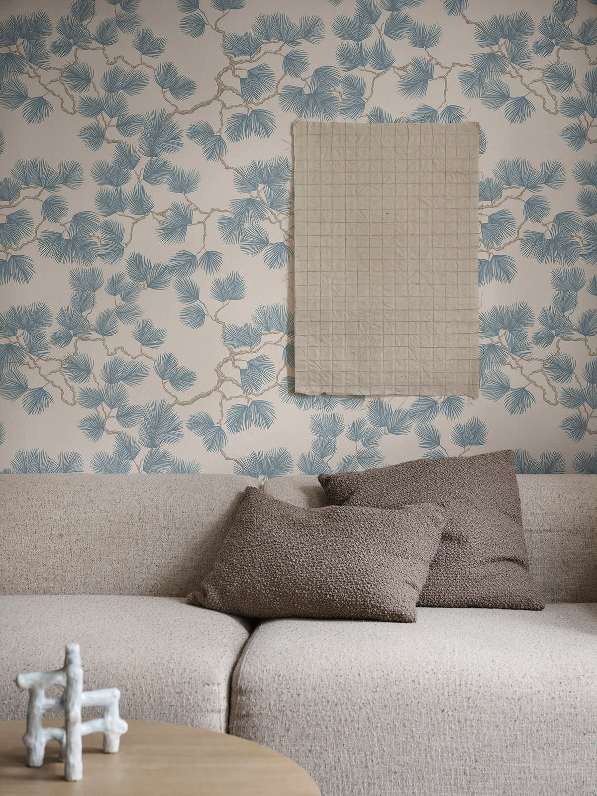 Sandberg Pine Misty Blue S10328 – Raumansicht