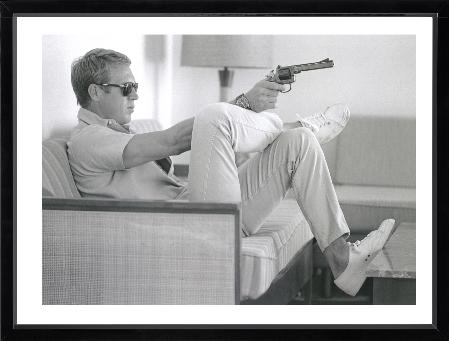 Brookpace Fine Art - Steve McQueen Take Aim-Wandbild-Brookpace Lascelles-Studio / Lackrahmen schwarz-TOJU Interior