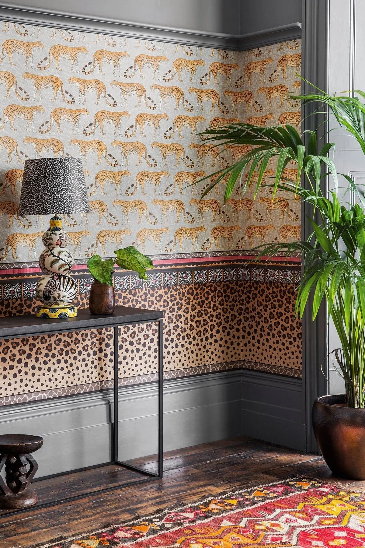 Cole & Son Zulu Border Ginger & Soot 109/13060 – Raumansicht in Kombination mit einer weiteren Tapete