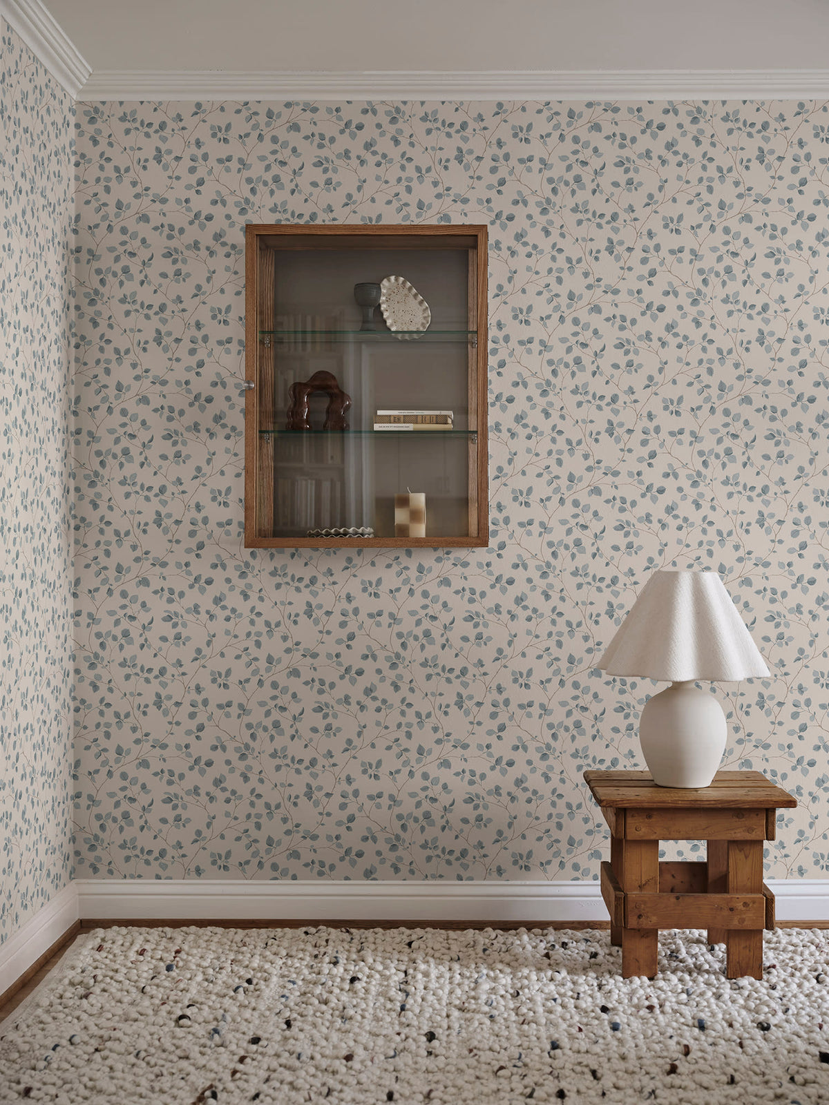 Sandberg Bokskog Misty Blue S10323 – Raumansicht