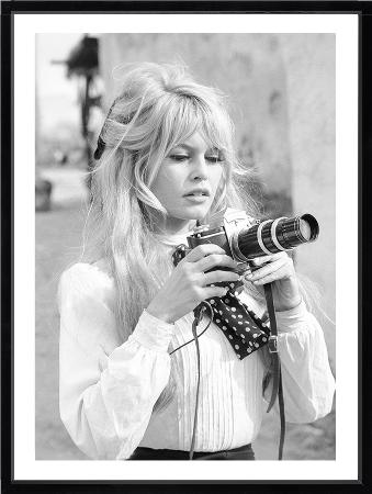 Brookpace Fine Art - Brigitte Bardot Camera-Wandbild-Brookpace Lascelles-Studio / Lackrahmen schwarz-TOJU Interior
