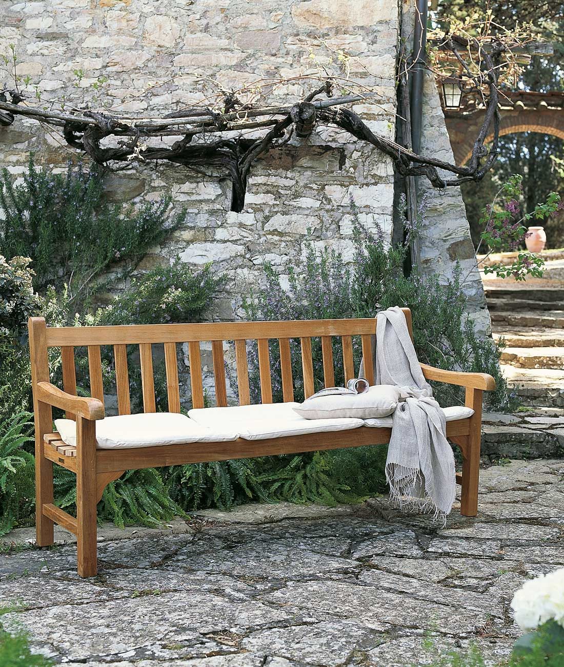 Unopiu - Sitzbank Chelsea aus Teakholz Länge 183 cm-Gartenbänke-Unopiu-Mit Sitzkissen-TOJU Interior