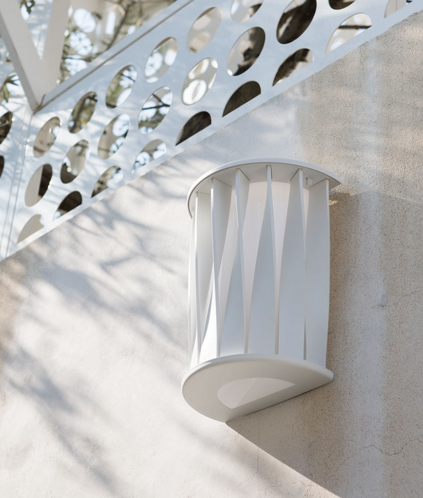 Unopiu -Wandlampe Aton aus Aluminium mit gedrehten Leisten-Leuchte-Unopiu-Weiß-TOJU Interior