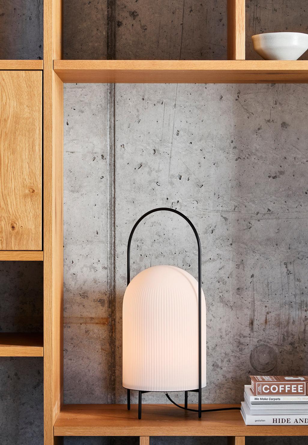 Woud - Bodenleuchte Ghost, schwarz / weiß-Leuchten-Woud-TOJU Interior