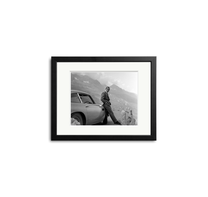 Sonic Editions - Wandbild - Sean Connery and his Aston Martin-Wandbild-Sonic Editions-S - 35x28cm-Schwarz-TOJU Interior